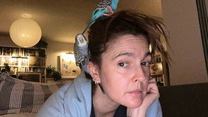 Surpriză total neașteptată pentru Drew Barrymore! O fană apare în platou cu rochia ei legendară de la Oscarurile din 1989