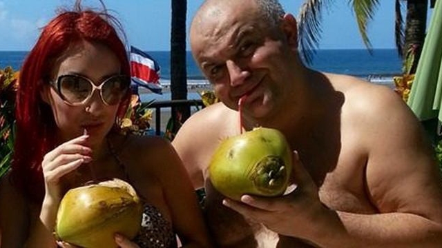 Daca nici Axinte nu-si mai rasfata sotia, atunci cine?! Vezi cum s-a prezentat frumoasa roscata pe litoral...
