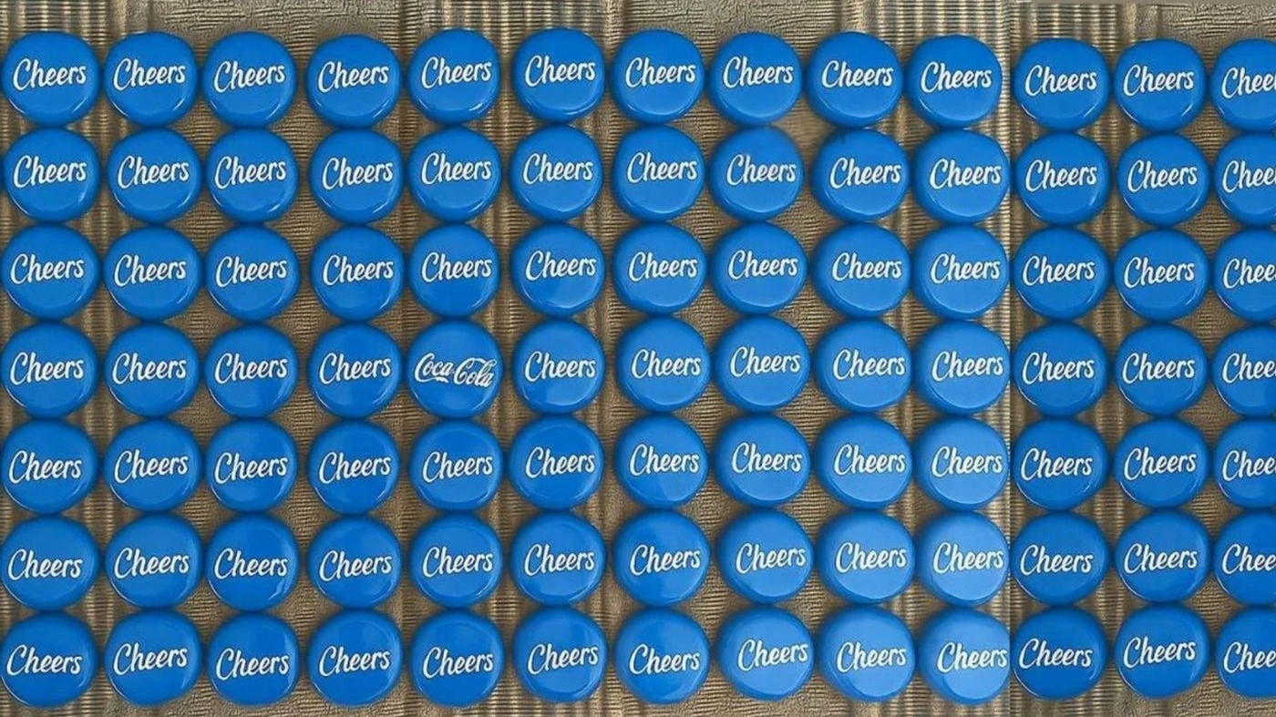 Test IQ | Găsește capacul pe care scrie 'Coca-Cola' din marea de 'Cheers' în sub 10 secunde!