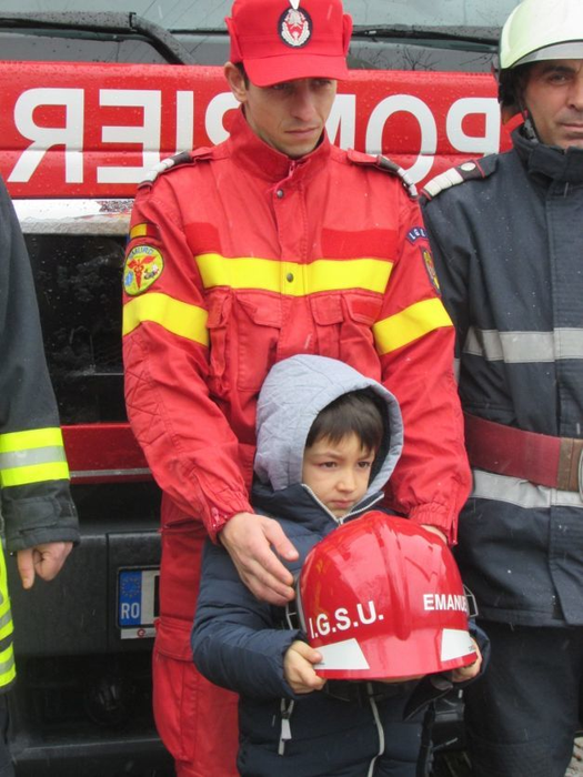 Băieţelul care şi-a salvat surioarele din flăcări, copleşit cu cadouri! Pompierii au fost ”Moş Crăciun”