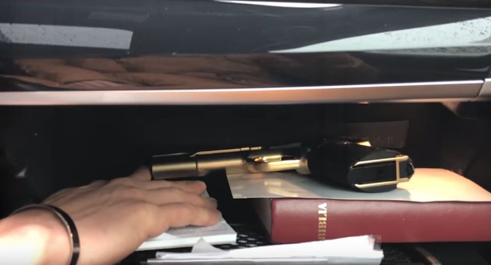 Ce ține Dorian Popa în torpedoul BMW-ului! Un pistol așezat pe Biblie: „Una e să te aperi, alta e să-ți bați joc de viața ta!”