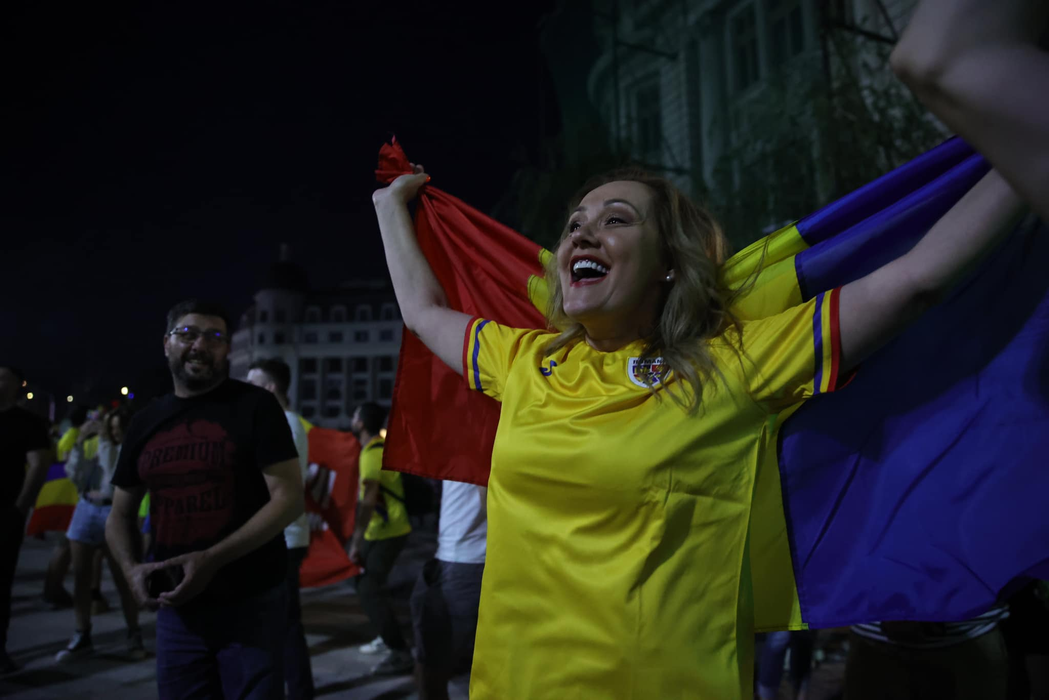 Elena Lasconi a sărbătorit calificarea României în Piața Universității (sursa FOTO: Facebook)
