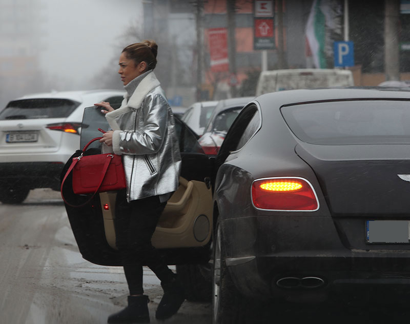 "Prințesa telefoanelor" coboară din mașină