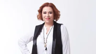 Adio, dieta! Oana Roman si-a rasfatat papilele gustative cu floricele si bautura carbogazoasa, la film!