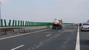 Trafic îngreunat pe Autostrada Soarelui, zona Lehliu-Gară, unde s-a răsturnat un camion cu fructe