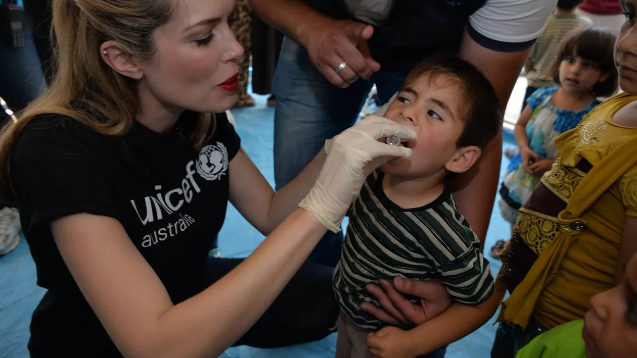 Detaliul din aceasta fotografie pentru care un model a fost asupra criticat. Cum a aparut in fata taberelor de refugiati din Liban