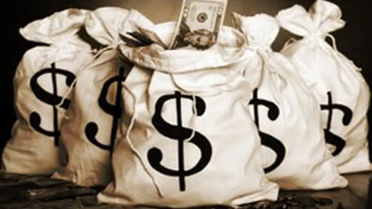 Un barbat s-a ales cu o amenda consistenta dupa ce a gasit 16.000 de dolari si i-a returnat!