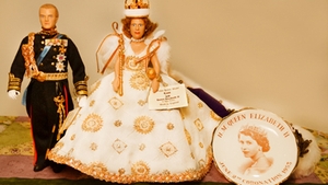 Papusi celebre si preturile lor: jucaria “Printul George” costa 150 de dolari, iar Angelina Jolie in miniatura se vinde cu 4.300!