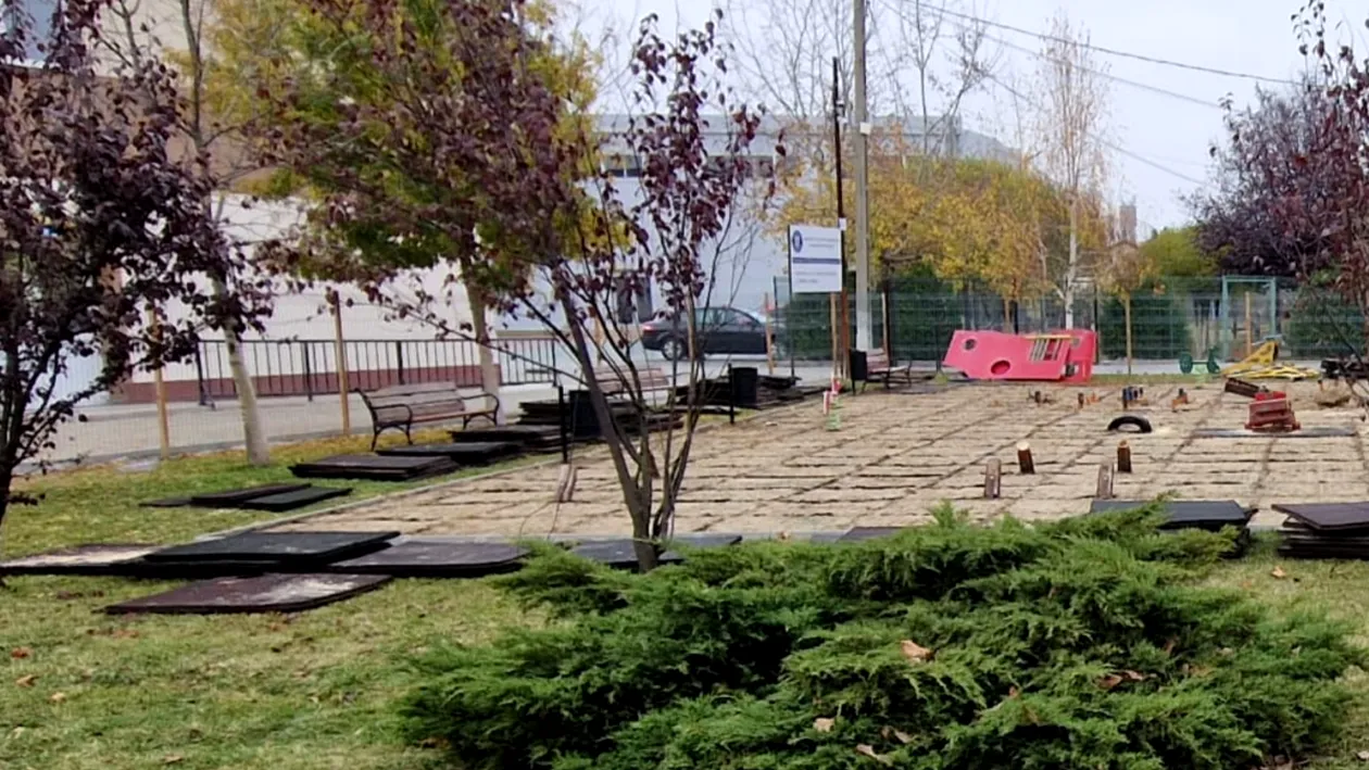Cea mai ciudată bancă din România se află într-un parc din Ilfov. Nu poți să stai pe ea, dar ești bine păzit. Imaginea anului
