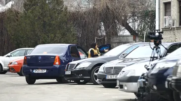 Sofer si masina pentru doamna Lidia! Mama Oanei Mizil se plimba cu autoturismul fiicei, de la Camera Deputatilor!