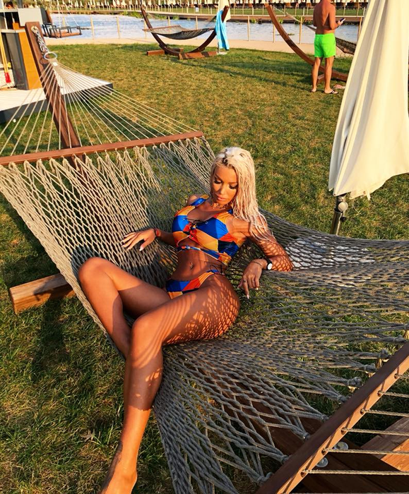 Loredana Chivu a fost fotografiată în timp ce făcea baie, în cadă! Imaginile +18 au fost făcute publice