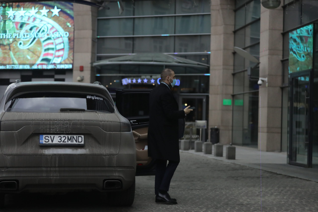 Ștefan Mandachi, afaceristul sucevean care a construit primul metru de autostradă din Moldova, a venit în Capitală cu un Porsche de 100.000 de euro și s-a cazat la Radisson