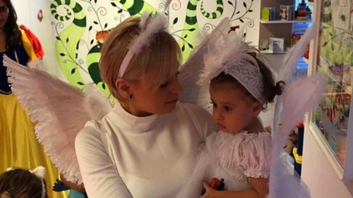 Adorabil! Cum s-au fotografiat Misha și fetița ei în prag de sărbători