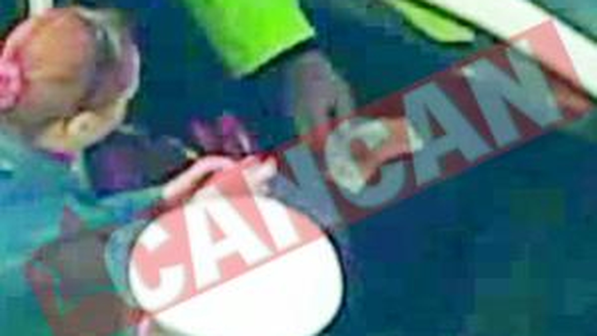 Politisti filmati in timp ce primesc bani de la o soferita