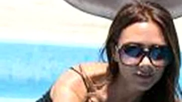 Ipostaza incredibila in care a fost surprinsa Victoria Beckham! Vezi ce a facut-o sa zambeasca in public, pentru prima oara in ultimele luni!