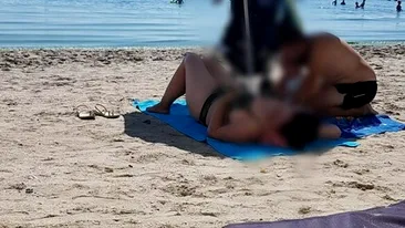Ce făcea cuplul din imagine la plajă, în văzul tuturor? Imaginea a devenit virală şi a strâns sute de reacţii: Îi urmăresc de câteva ore