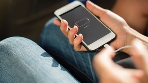 Cum sa îţi încarci telefonul când rămâi fără curent electric? Trucul care funcţionează indiferent dacă ai Android sau iPhone