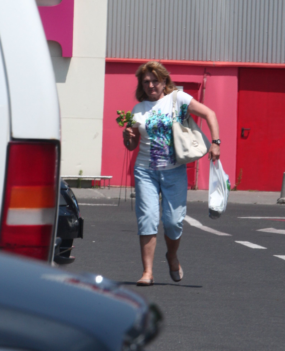 Maria Băsescu preferă să-şi facă în linişte cumpărăturile, fără să fie ajutată de vreun SPP-ist