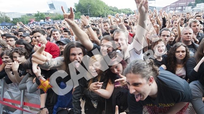 Rockerii de la Linkin Park au urcat pe scena cu drapelul Romaniei! Vedetele s-au simtit bine pe muzica lor!