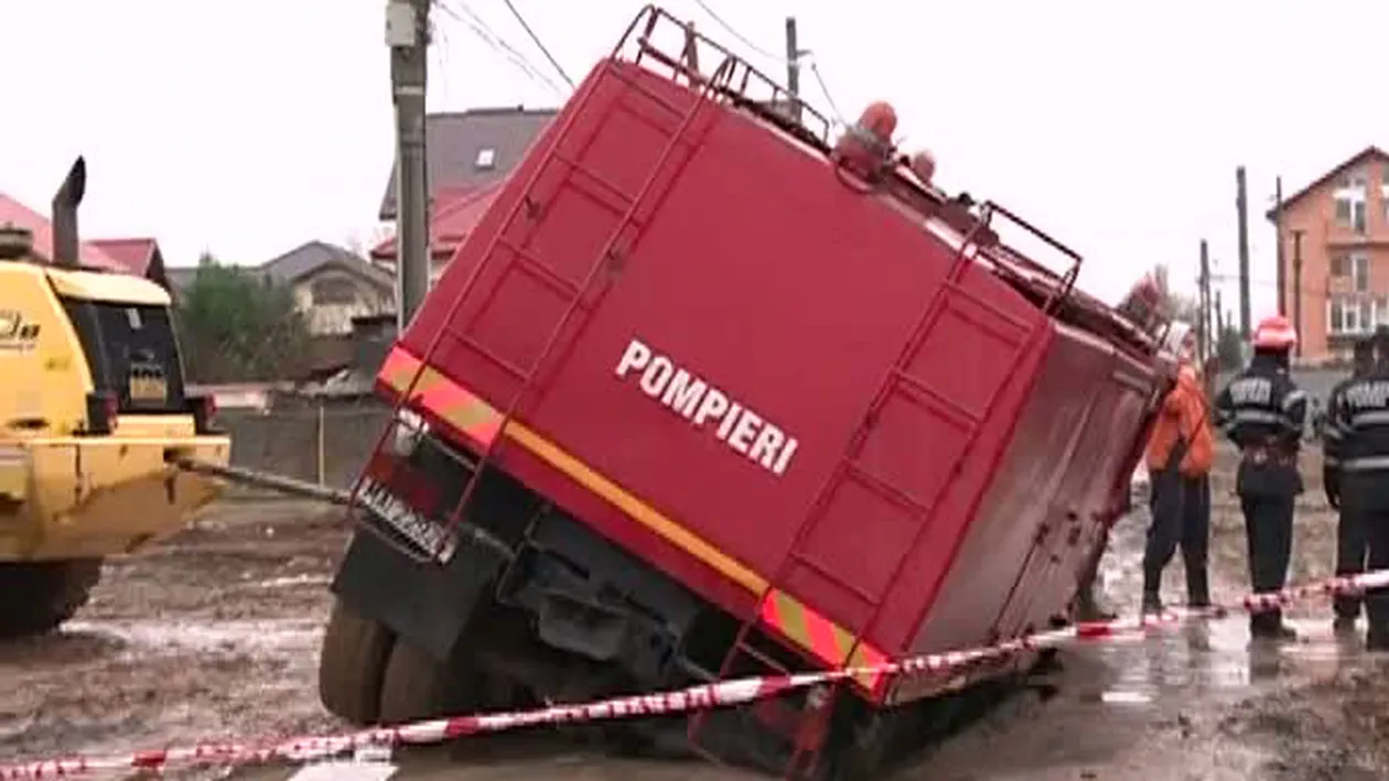 S-a intamplat langa Bucuresti. O masina de pompieri a cazut intr-un sant