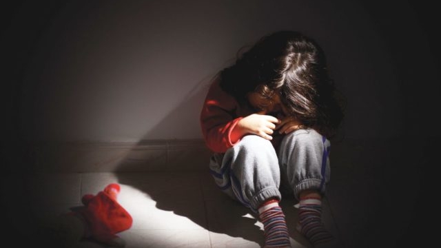 Un bărbat din Vrancea a fost filmat în timp ce făcea gesturi sexuale în fața unei fetițe de 5 ani