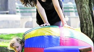 Liv Tyler si fiul ei, Milo au testat jucariile din parc