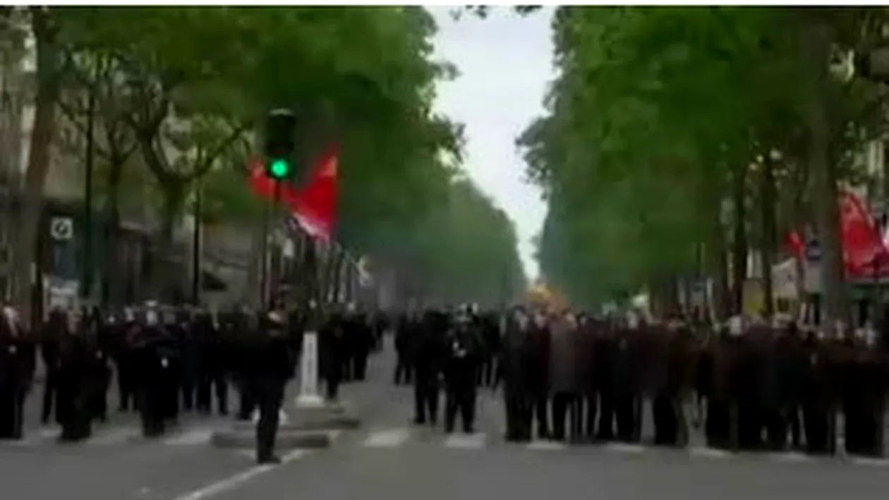 Violenţe la marşul de la Paris de 1 mai. Oamenii protestează împotriva extremistei Marine le Pen