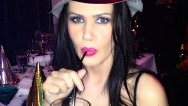Uite ce carcasă de telefon şi-a făcut Oana Zăvoranu pe comandă şi cum şi-a împopoţonat microfonul cu Swarovski