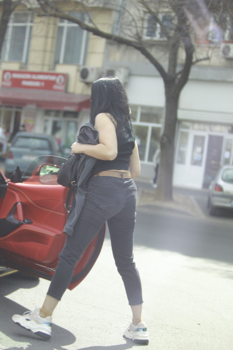 Bruneta misterioasă se va îndrepta către locuința sa