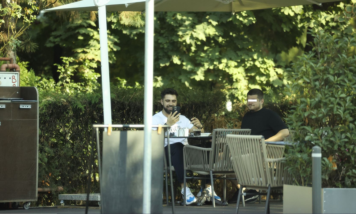 Alex Leonte și-a înecat amarul despărțirii și alături de prieteni  (Foto: CANCAN.RO)