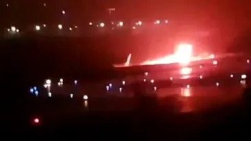 Un avion de pasageri cu 164 de persoane la bord a luat foc la aterizare, în Rusia!