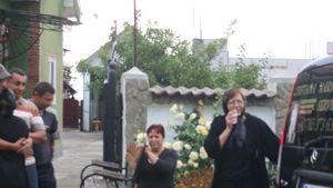 Tatăl Denisei abia se mai ţine pe picioare! A avut nevoie de ajutor ca să-şi întâmpine fiica