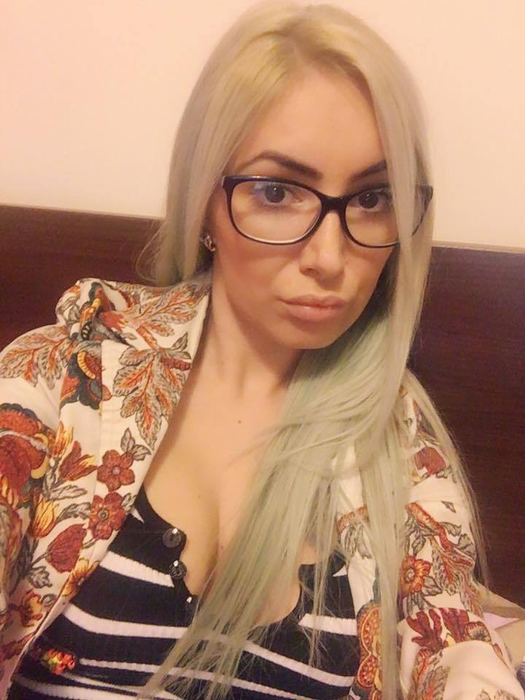 O cunoscută blondă de la noi recunoaşte că s-a prostituat! Acum e însărcinată în patru luni