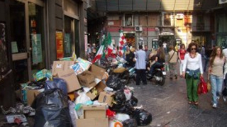 Miros pestilential si pericol de imbolnavire! Strazile din Neapole, acoperite de 1.700 de tone de gunoaie