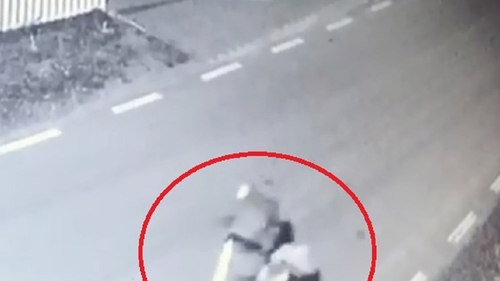 Un dâmbovițean a fugit cu o cruce din cimitir în spate, dar a căzut în șanț. Ca să scape, a mințit că l-a lovit o mașină