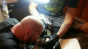 S-a lasat TATUAT de un orb! A ramas socat cand s-a uitat: "Parca m-a pictat DaVinci"