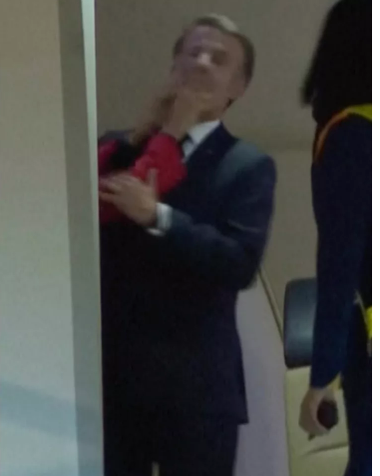 Momentul în care Emmanuel Macron este bruscat de soția sa/ sursă foto: captură video