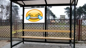 Bancul Zilei | Un polițist local așteapta autobuzul, iar în stație au ajuns o femeie și fiul ei: “Mama, de ce nu a venit autobuzul?”