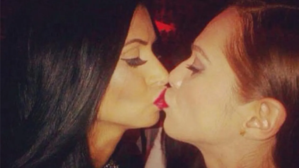 Desfrau lesbi in vazul tuturor! Raluca Dumitru, prinsa sarutandu-se cu doua femei in doua zile