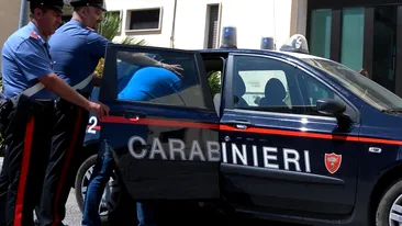 Jaf halucinant! Doi români au furat o maşină cu tot cu poliţist în Italia!