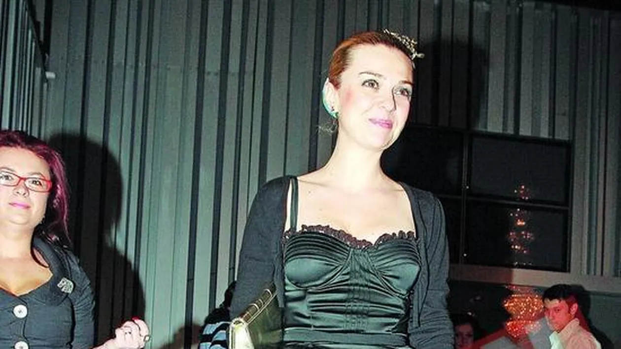 Crina Matei se da cu rolele noaptea, in Herastrau