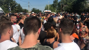 A fost chemată ambulanța în fața casei lui Gheorghe Dincă. Mama și bunicul Luizei au leșinat