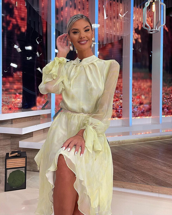 De necrezut! Câte clase are, de fapt, Ramona de la Neatza. Ce salariu lunar primește de la Antena 1 „vecina” lui Răzvan Simion și Dani Oțil
