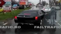 Scene teribile în Bucureşti! O femeie a fost bătută de iubit în maşină VIDEO