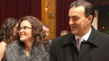 Sotia primarului Apostu castiga mult mai multi bani decat acesta! Afla cum a ajuns Monica Apostu sa faca sute de mii de euro anual!