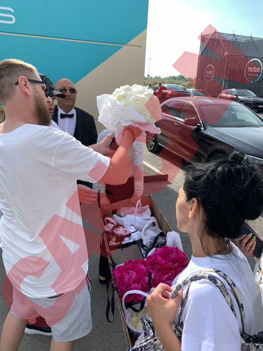Buchetul de flori al ”Reginei” Sursă foto: CANCAN.RO