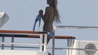 Paris Hilton, topless pe skijet in Italia