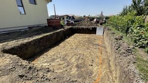 Incredibil! Un român din Dolj a săpat în curte pentru o piscină. Dar, ce a găsit îngropat acolo, l-a şocat! S-a îmbogăţit pe loc!