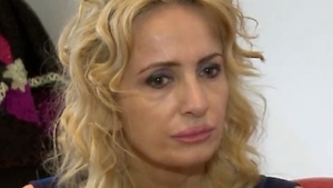 Gyorfi sufera enorm dupa mama sa si invoca paranormalul. Vrea sa o viseze si sa se miste lucrurile in casa, pentru a sti ca e bine