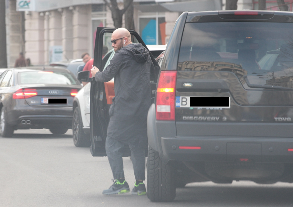 Mihai Bendeac a coborât din mașină și are de gând să meargă la bancomat